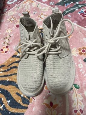Ugg neumel breeze boot Size 7